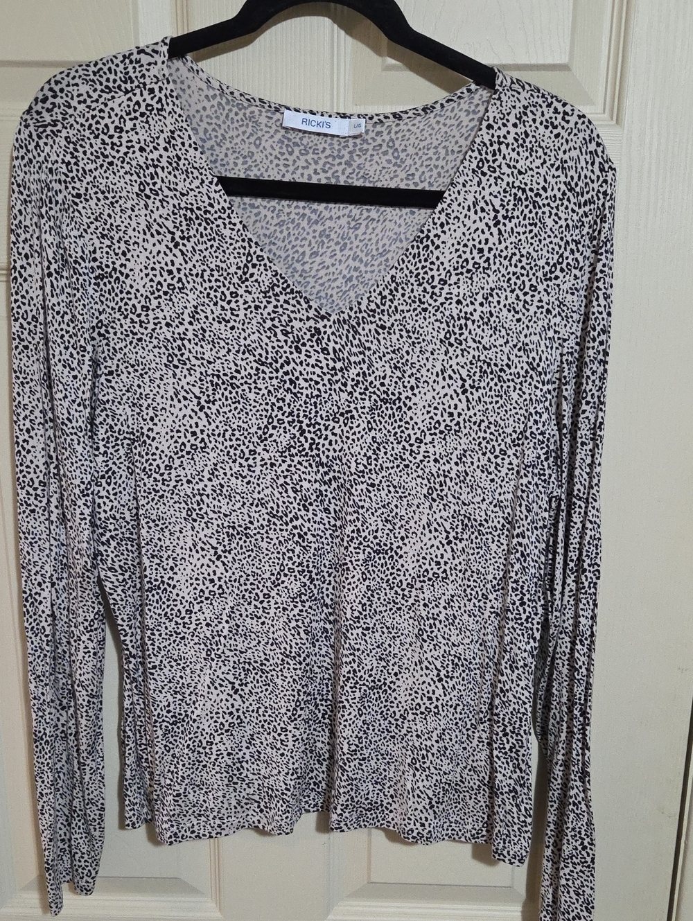 Ricki's Black & Cream Leopard-Print V-Neck Long Sleeve Top